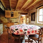 Castle Retreat Near Villages Saint-Caprais-de-Lerm