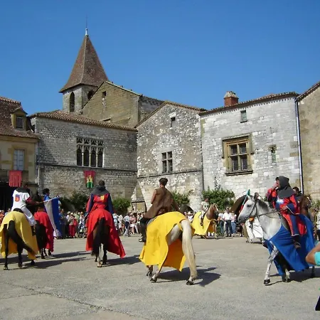 Hébergement de vacances Castle Retreat Near Villages Saint-Caprais-de-Lerm