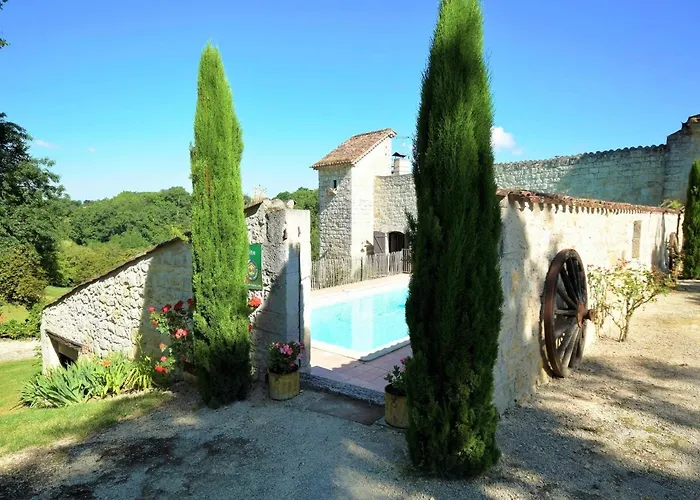 Nyaraló Castle Retreat Near Villages Saint-Caprais-de-Lerm