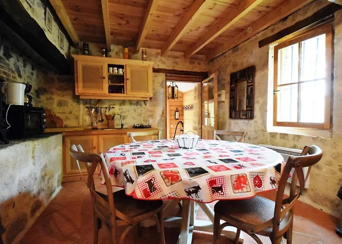 Castle Retreat Near Villages Saint-Caprais-de-Lerm