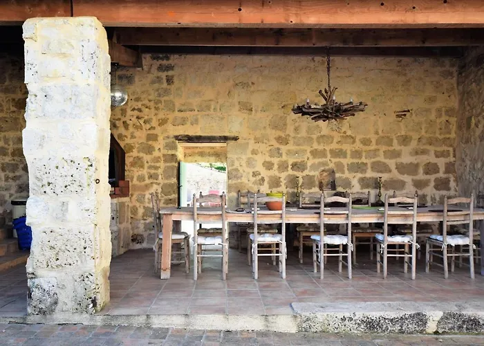 Castle Retreat Near Villages Saint-Caprais-de-Lerm