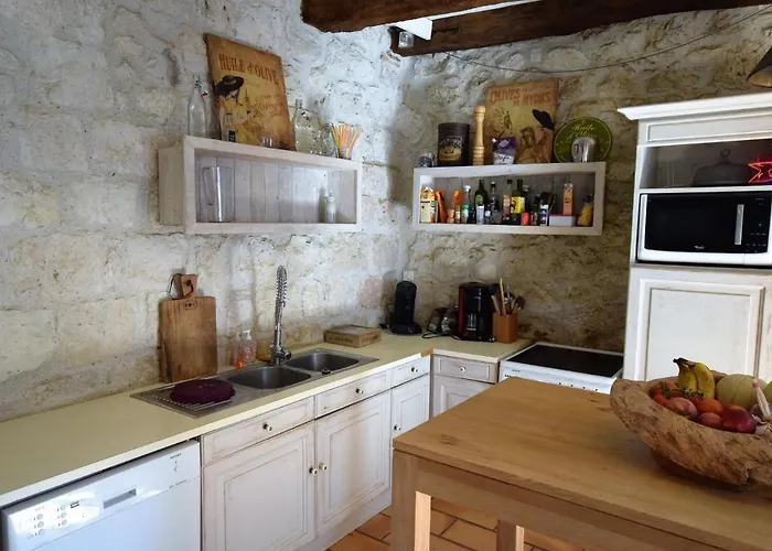 Castle Retreat Near Villages Saint-Caprais-de-Lerm